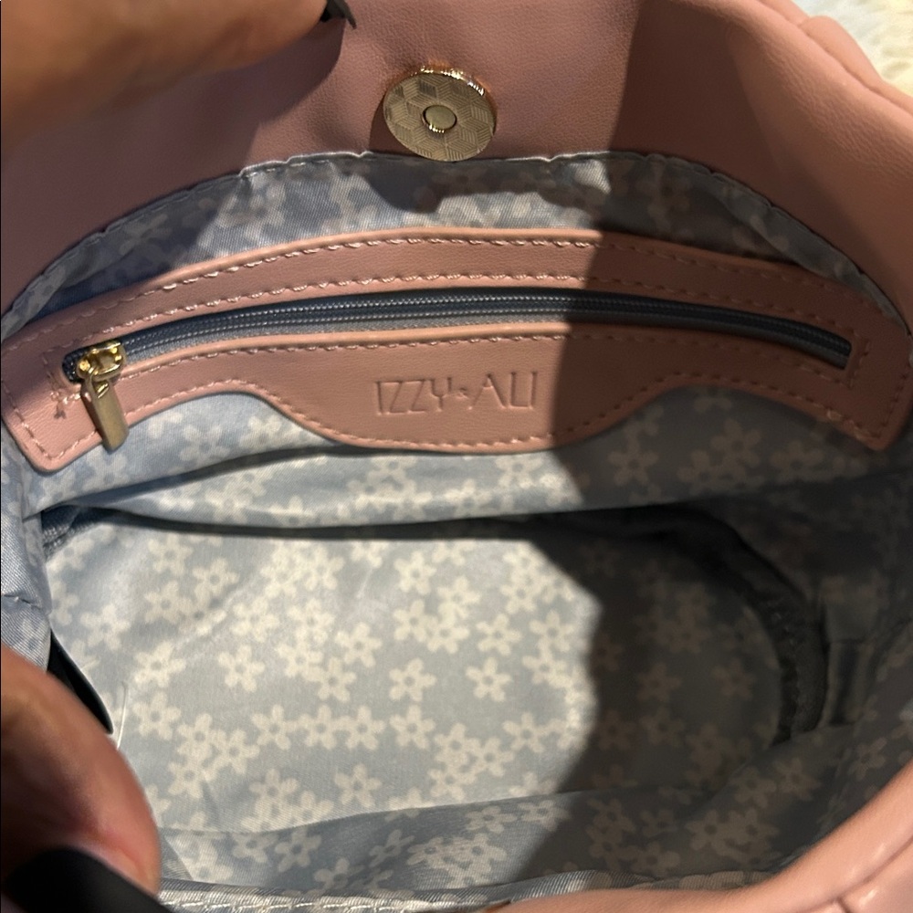 Izzy & Ali Pink bag with Chain Strap Crossbody with Beauty - Picture 10 of 11